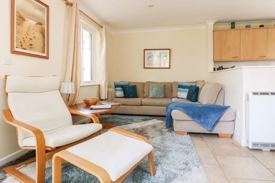 OAK COTTAGE, pet friendly, with a garden in Falmouth