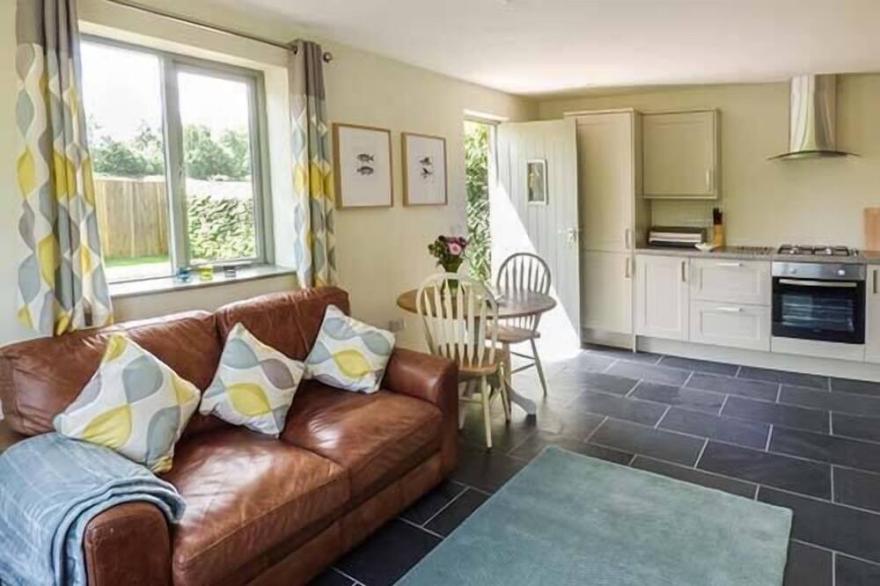 THE LODGE, LOWER TREFEDW, pet friendly in Pandy, South Wales