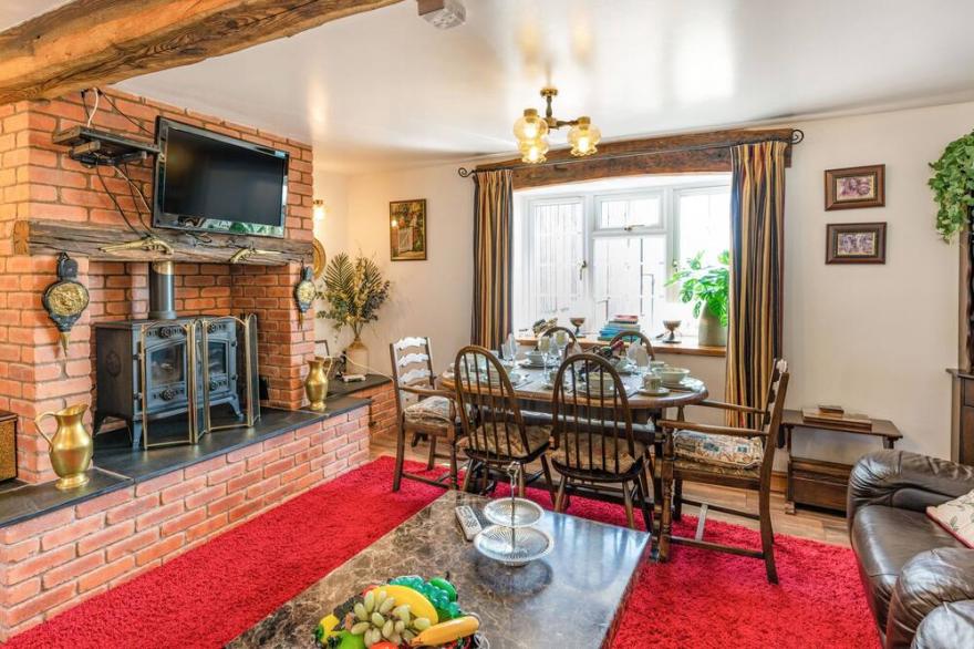 HALFEN GRANARY, pet friendly, with open fire in Llanfyllin