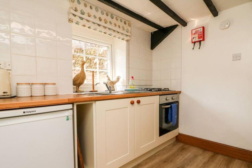 PHEASANT COTTAGE, pet friendly, country holiday cottage in Ilfracombe