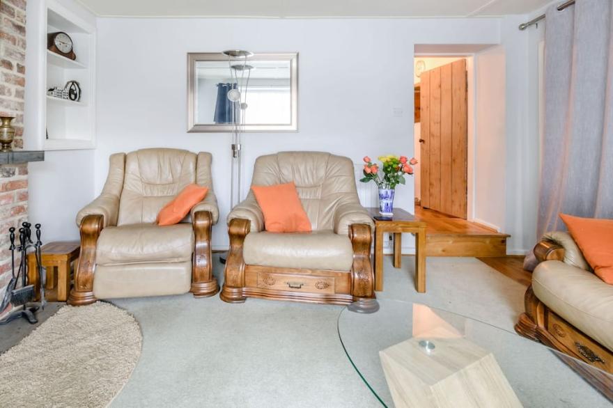 COBBLER'S COTTAGE, pet friendly, with open fire in Pickering