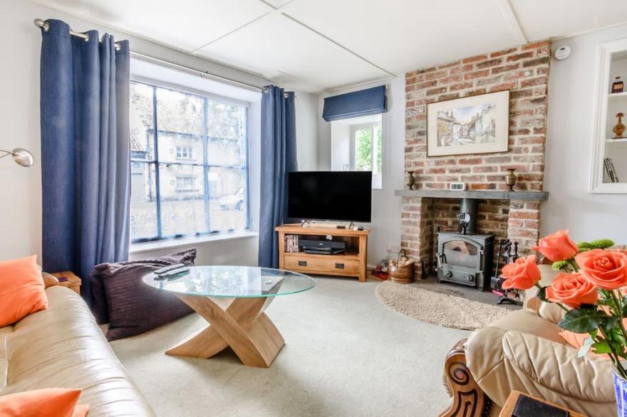 COBBLER'S COTTAGE, pet friendly, with open fire in Pickering