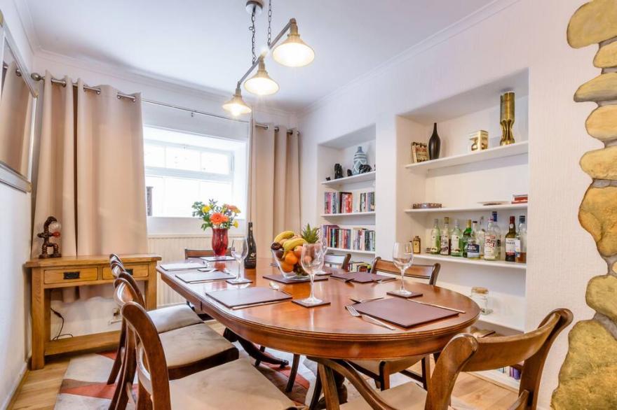 COBBLER'S COTTAGE, pet friendly, with open fire in Pickering