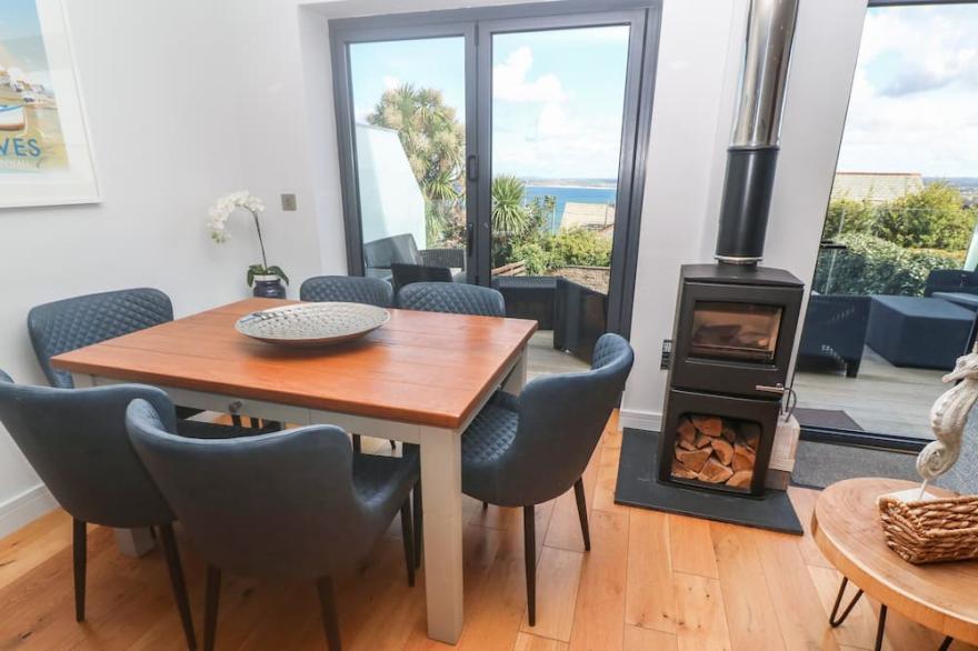 SEAFIELD, family friendly, luxury holiday cottage in Carbis Bay