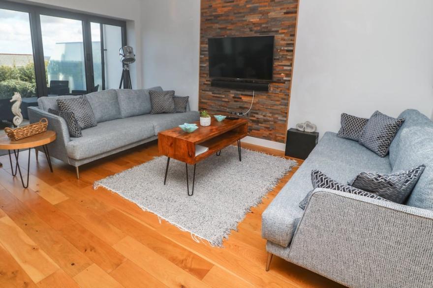 SEAFIELD, family friendly, luxury holiday cottage in Carbis Bay
