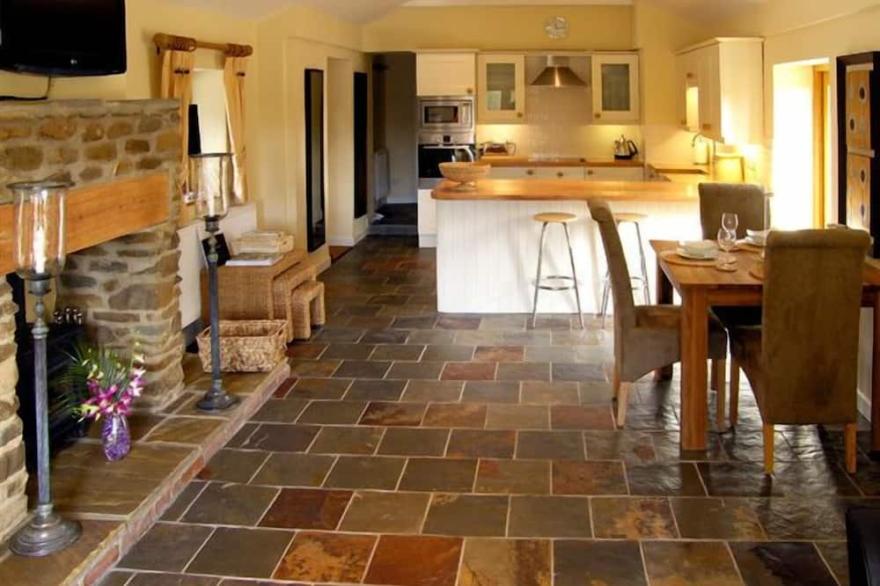 HOWLE HIDEAWAY, luxury holiday cottage, with open fire in Howle Hill