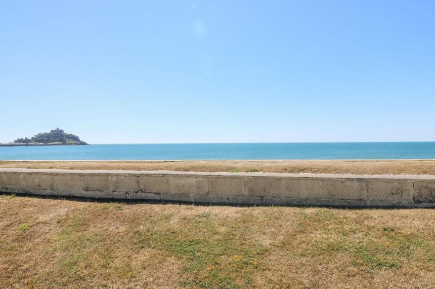 SEA SHORE, pet friendly, country holiday cottage in Marazion