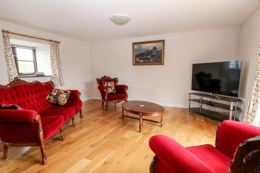 HONEYSUCKLE COTTAGE, pet friendly, with a garden in Ashwater