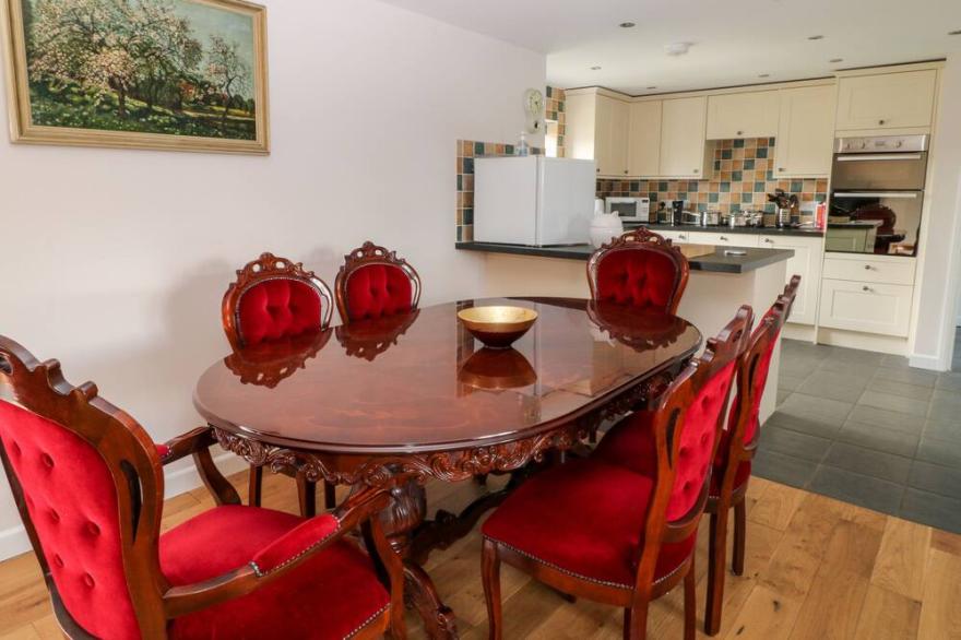 HONEYSUCKLE COTTAGE, pet friendly, with a garden in Ashwater