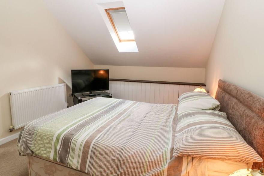 HONEYSUCKLE COTTAGE, pet friendly, with a garden in Ashwater
