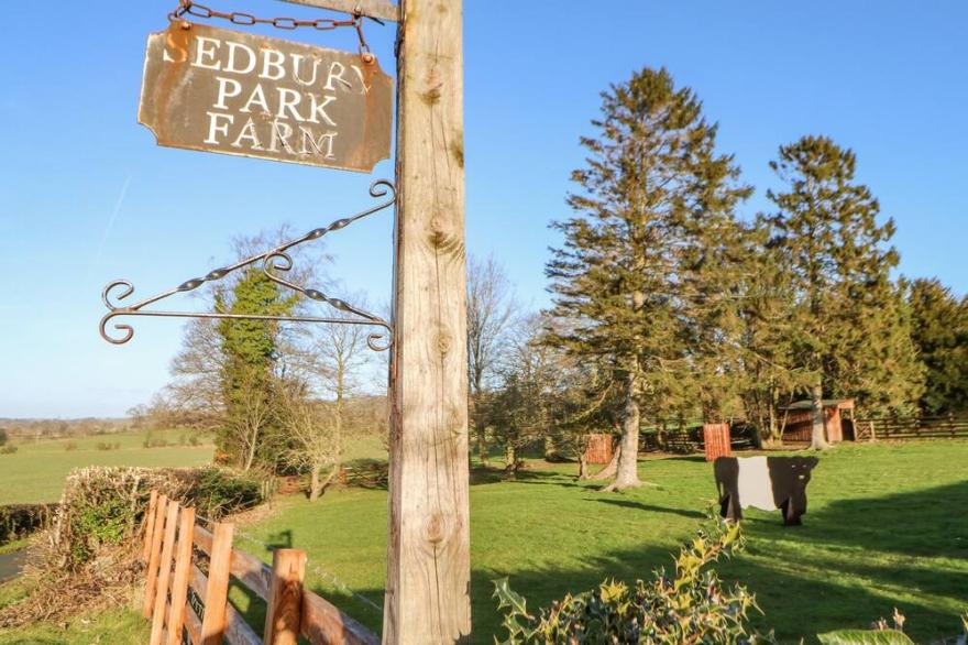 THE CARTSHED, SEDBURY PARK FARM, family friendly in Gilling West