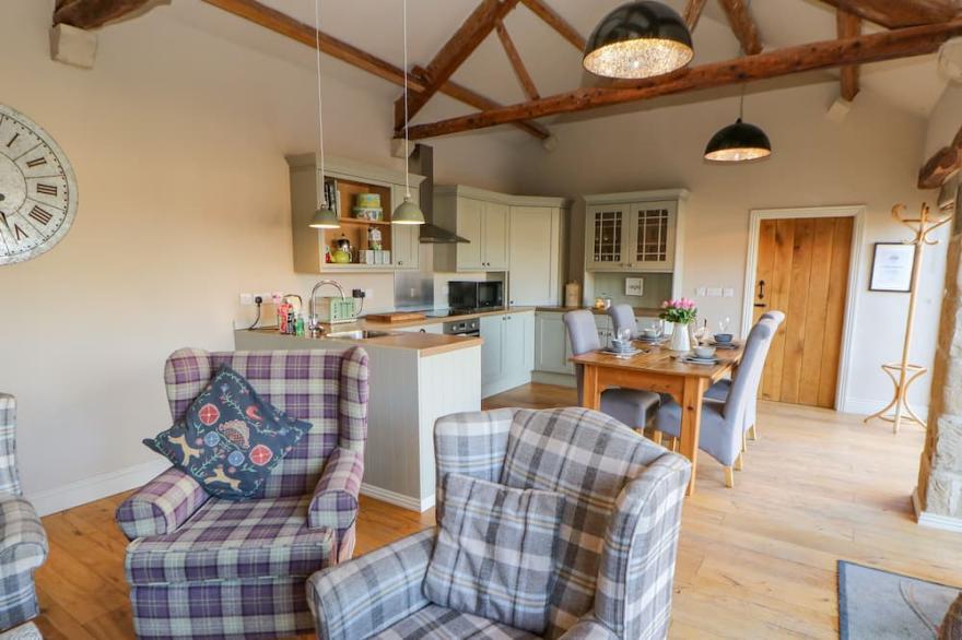 THE CARTSHED, SEDBURY PARK FARM, family friendly in Gilling West