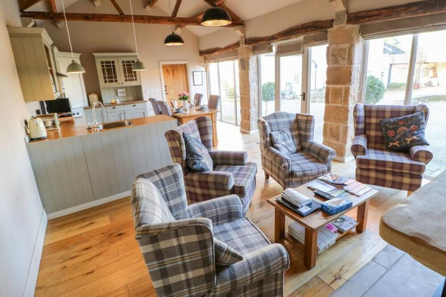 THE CARTSHED, SEDBURY PARK FARM, family friendly in Gilling West