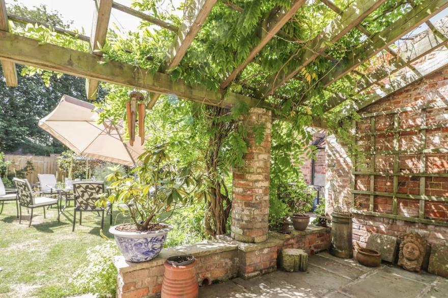 BRAMHILL BARNS, family friendly, with hot tub in Burton Pidsea