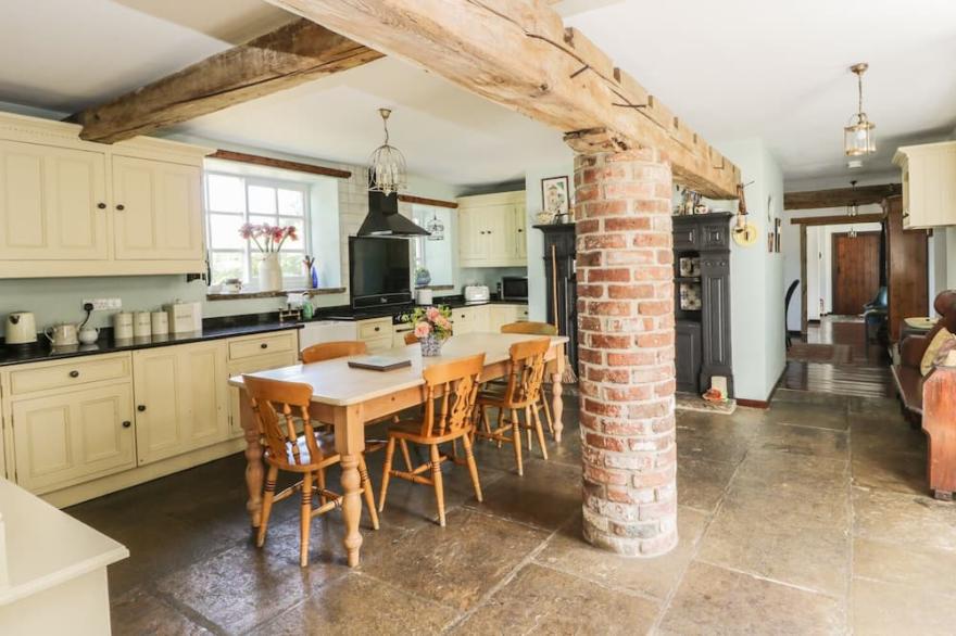 BRAMHILL BARNS, family friendly, with hot tub in Burton Pidsea