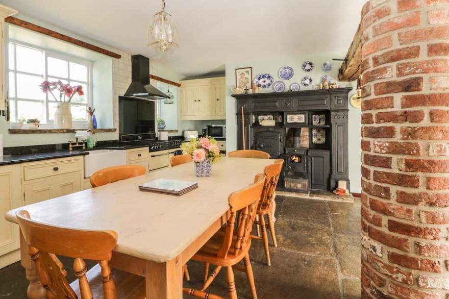 BRAMHILL BARNS, family friendly, with hot tub in Burton Pidsea