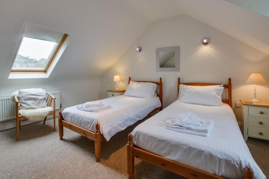 Kestrel House - Three Bedroom House, Sleeps 6