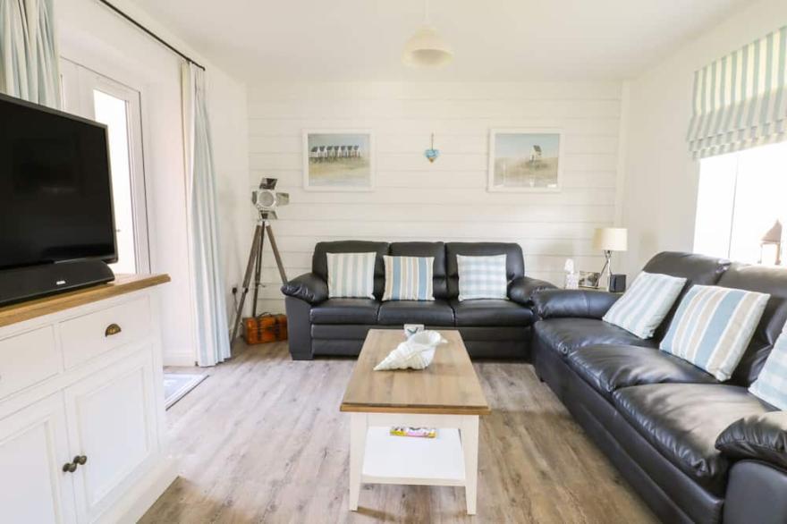 2 CALVERT CROFT, pet friendly, country holiday cottage in Filey
