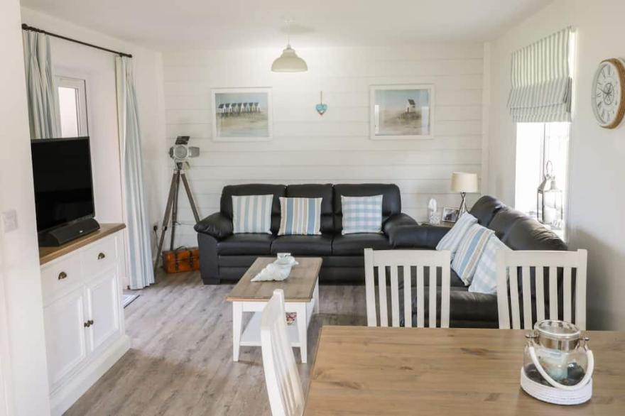 2 CALVERT CROFT, pet friendly, country holiday cottage in Filey