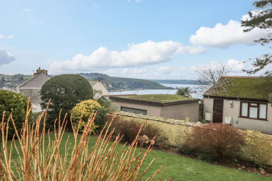 HAWKINS HAVEN, family friendly, country holiday cottage in Falmouth