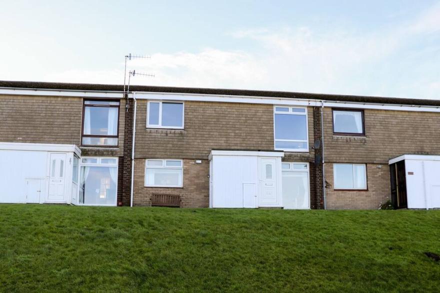 ON THE BEACH, pet friendly, country holiday cottage in Spittal