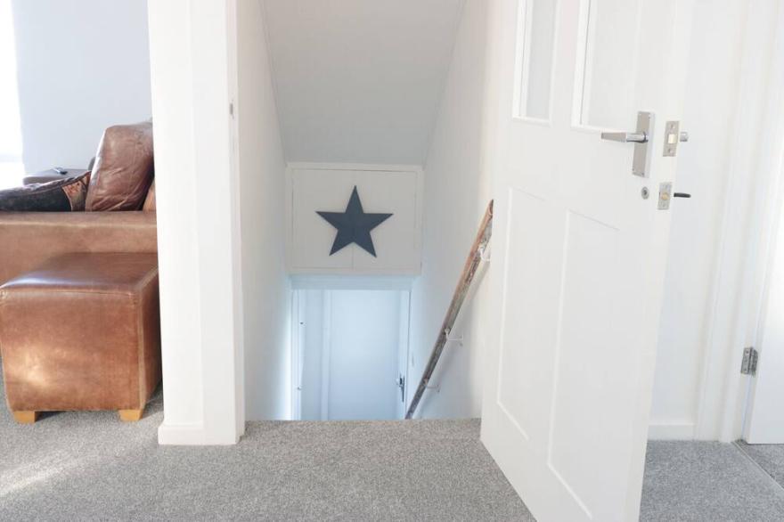 ON THE BEACH, pet friendly, country holiday cottage in Spittal