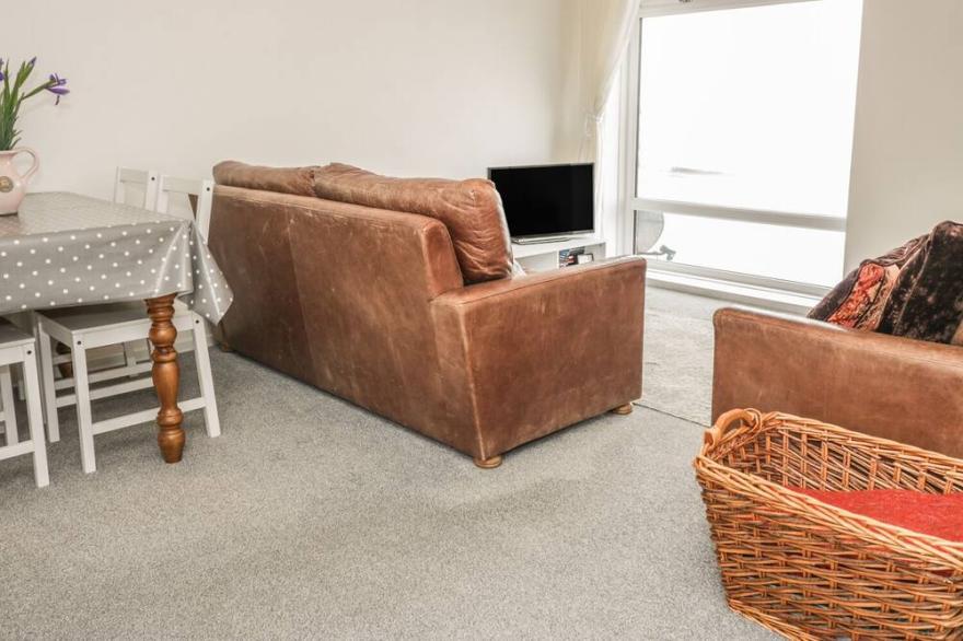 ON THE BEACH, pet friendly, country holiday cottage in Spittal