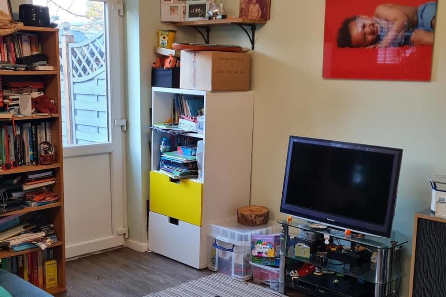 Two bed house priv drive, garden, 10 min walk 2 tube, 20 min tube 2 city centre,