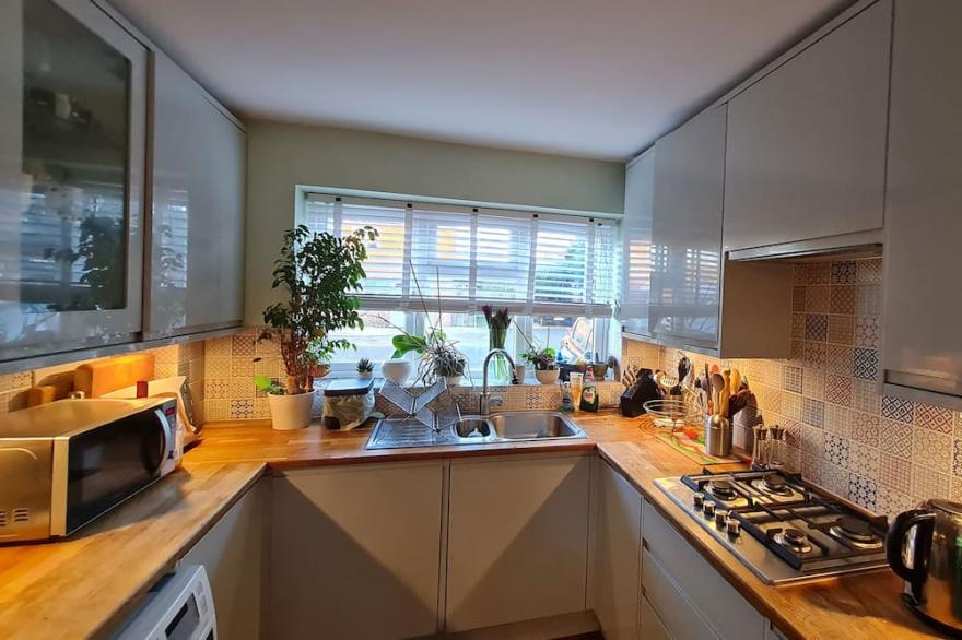 Two bed house priv drive, garden, 10 min walk 2 tube, 20 min tube 2 city centre,