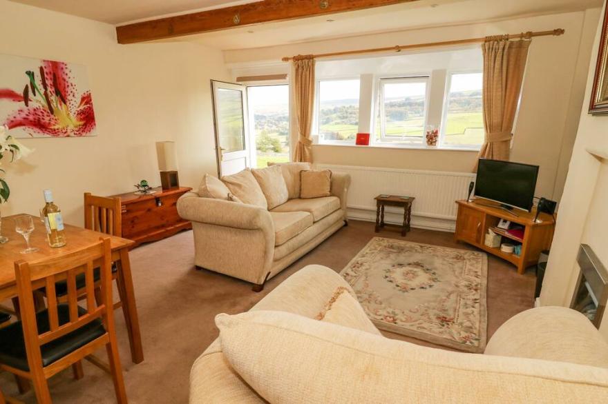 17 MOORSIDE, romantic, character holiday cottage in Haworth