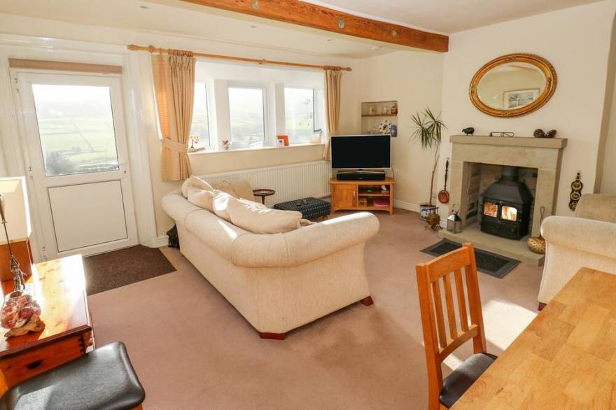 17 MOORSIDE, romantic, character holiday cottage in Haworth