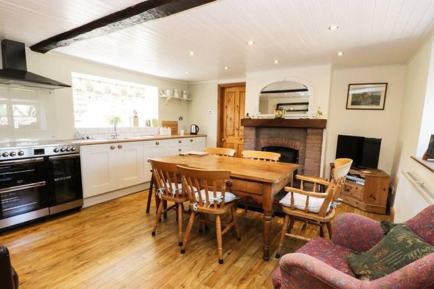 AUBURN HOUSE, family friendly, with open fire in Beadlam