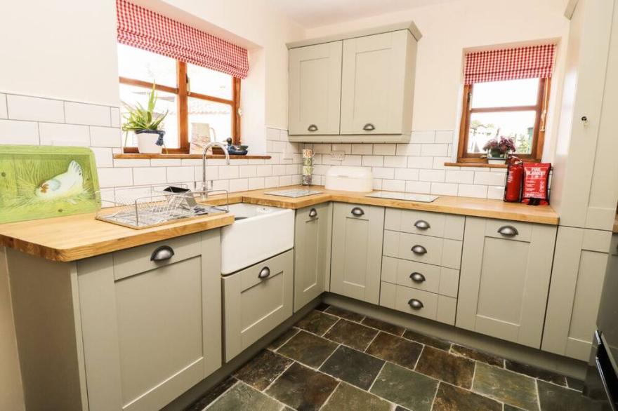 AUBURN HOUSE, family friendly, with open fire in Beadlam