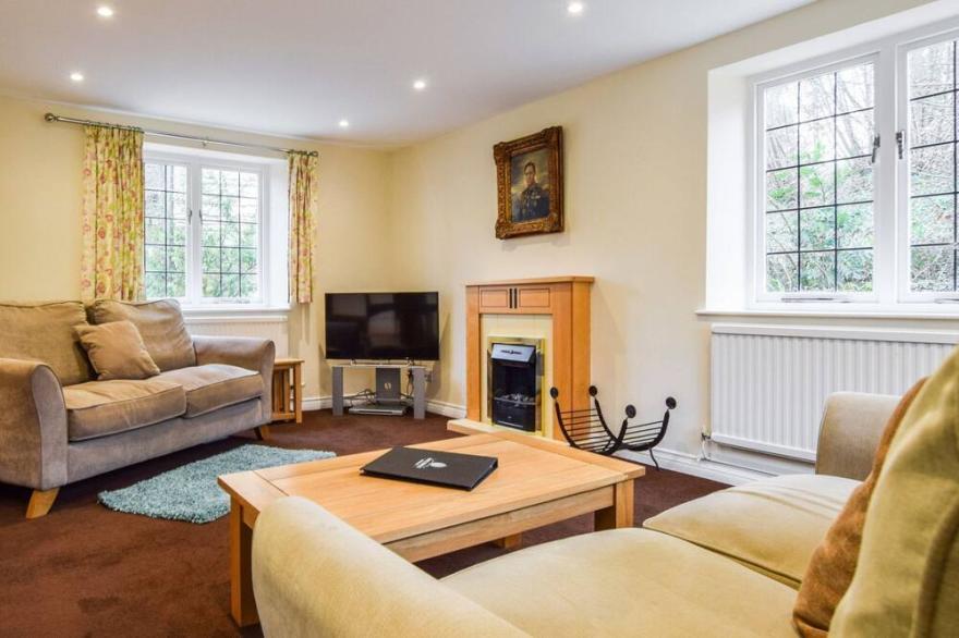 A sudeley castle cottage that sleeps 4 guests  in 2 bedrooms