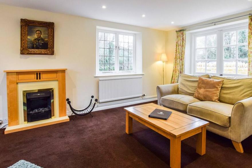 A sudeley castle cottage that sleeps 4 guests  in 2 bedrooms