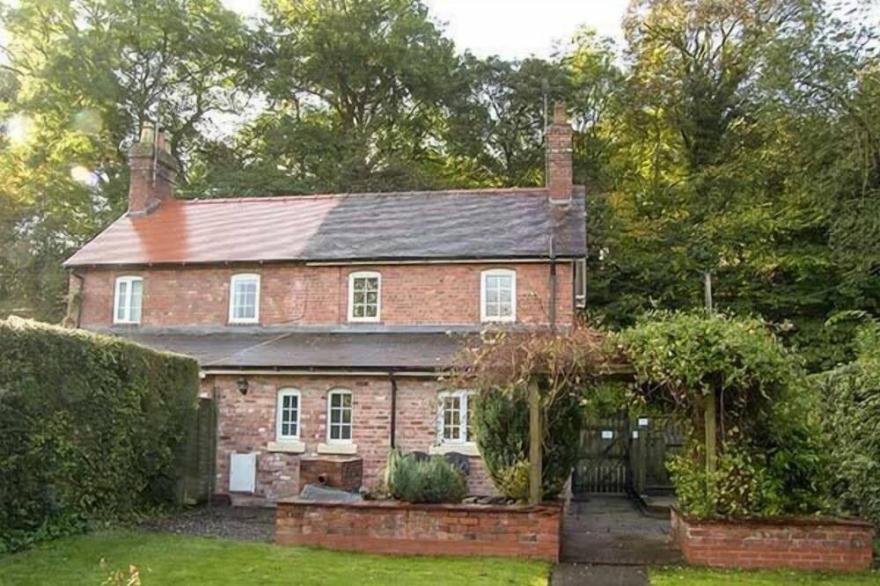 AQUEDUCT COTTAGE, family friendly, character holiday cottage in Chirk