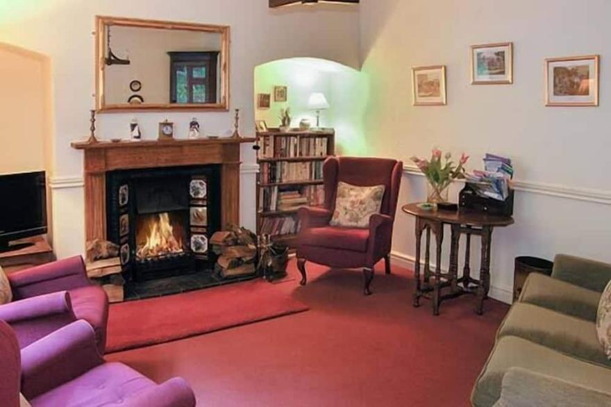 AQUEDUCT COTTAGE, family friendly, character holiday cottage in Chirk