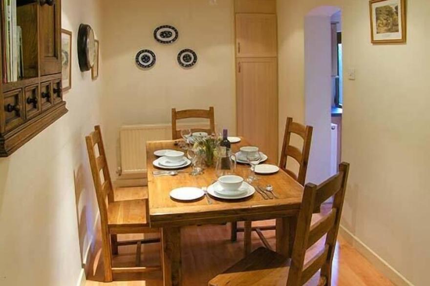 AQUEDUCT COTTAGE, family friendly, character holiday cottage in Chirk
