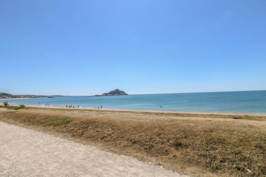 SHORELINE, pet friendly, country holiday cottage in Marazion