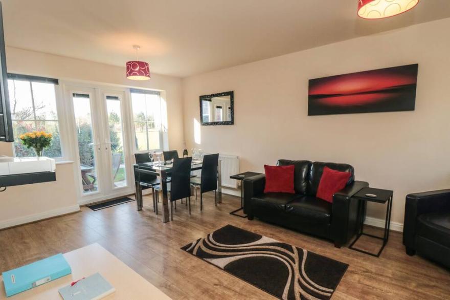 BAY DREAM, pet friendly, with pool in Filey