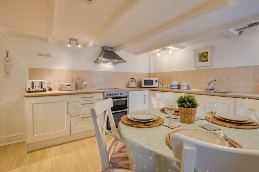 Sea Salt Cottage - Two Bedroom House, Sleeps 4