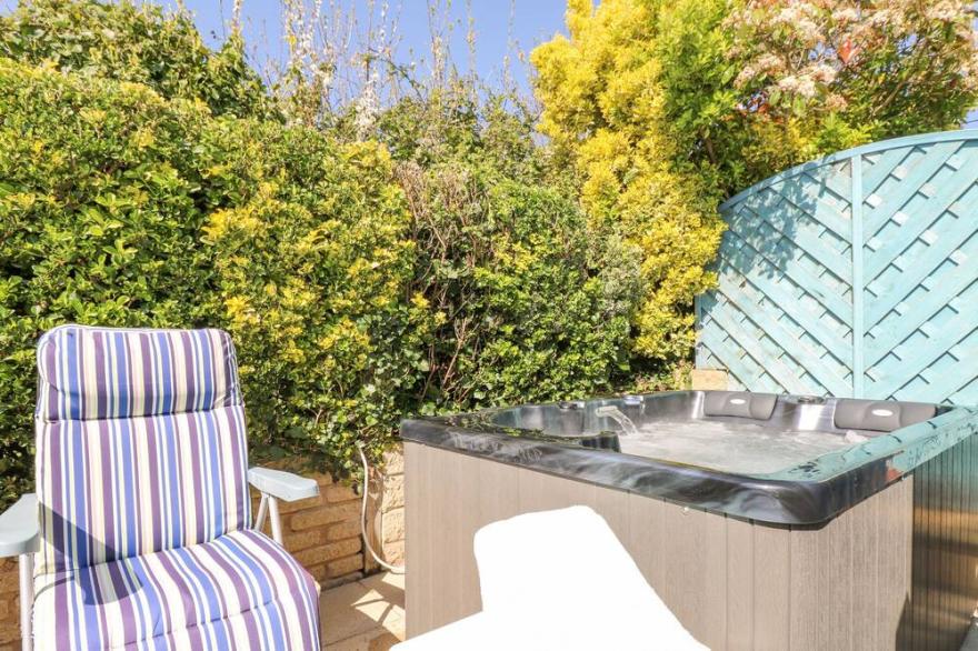 RESPRYN, country holiday cottage, with hot tub in Mevagissey