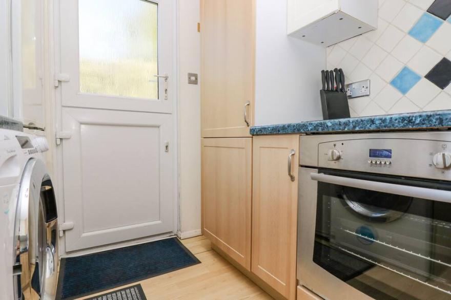 RESPRYN, country holiday cottage, with hot tub in Mevagissey