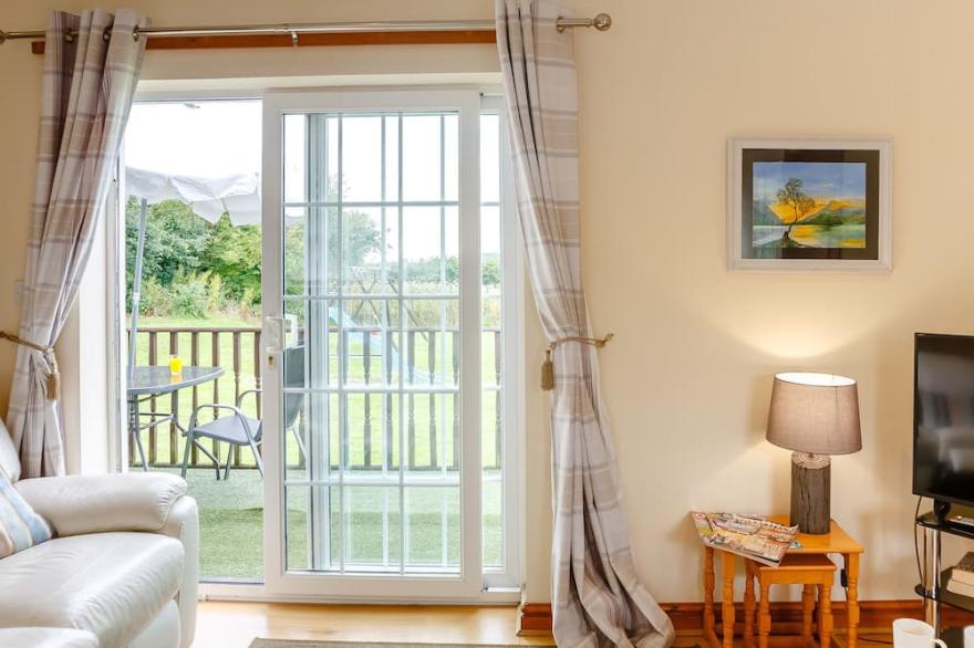 3 BLACK HORSE COTTAGES, pet friendly, with a garden in Pentraeth