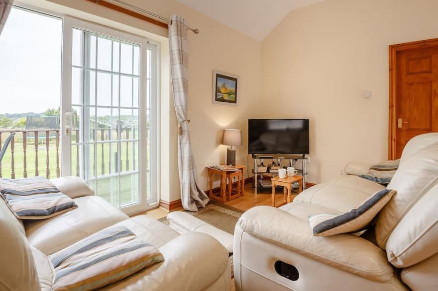3 BLACK HORSE COTTAGES, pet friendly, with a garden in Pentraeth