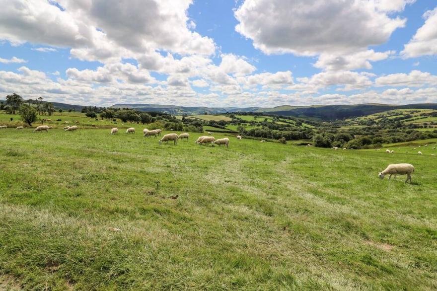 MEADOW VIEW, pet friendly, with hot tub in Rhayader