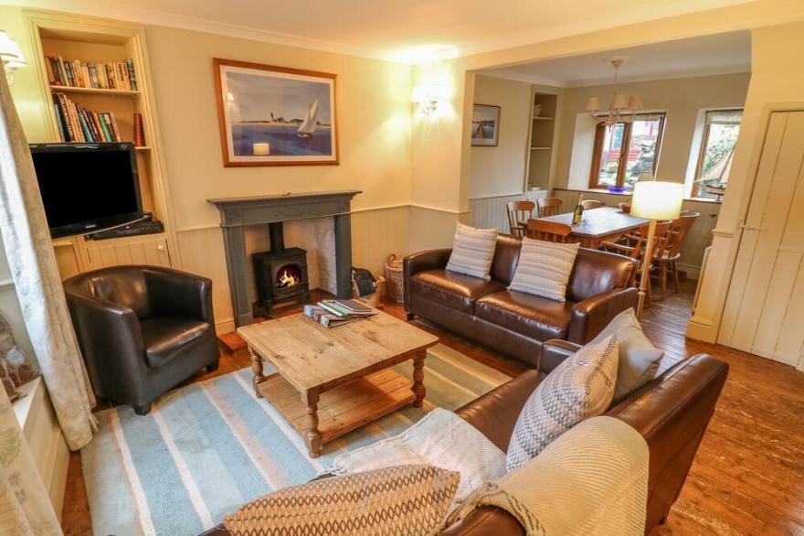 PUDDLE DUCK COTTAGE, pet friendly, with open fire in Spark Bridge