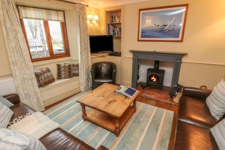 PUDDLE DUCK COTTAGE, pet friendly, with open fire in Spark Bridge