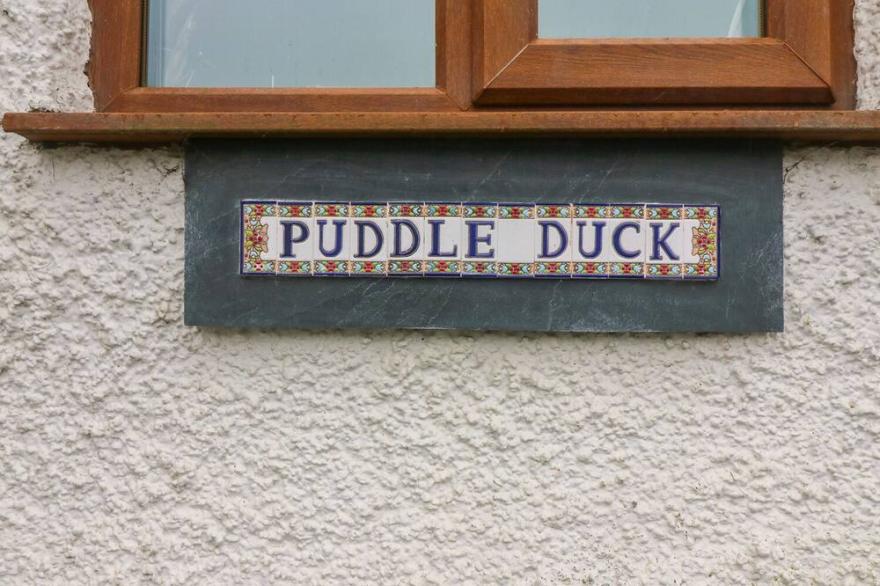 PUDDLE DUCK COTTAGE, pet friendly, with open fire in Spark Bridge