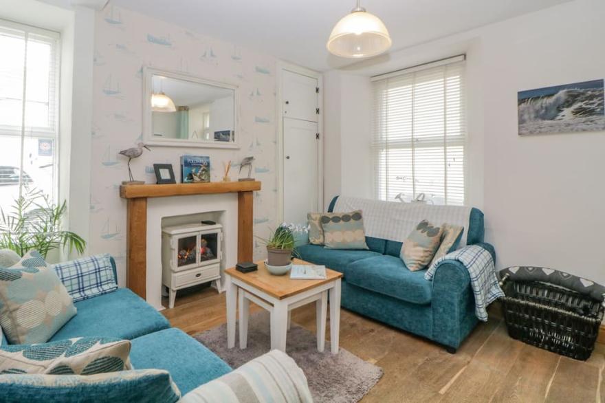 CURLEWS COTTAGE, pet friendly, character holiday cottage in Looe